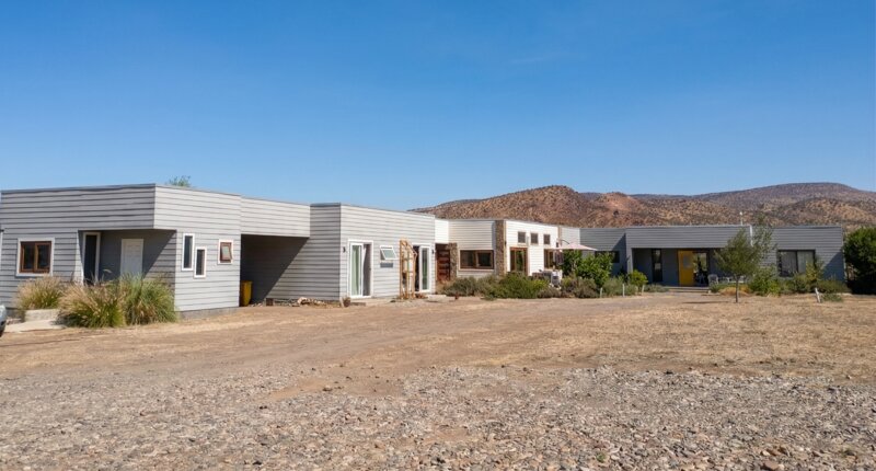 Centro Excelsa Chacabuco — Complejo moderno con montañas de fondo